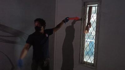 Pihak kepolisian melakukan olah TKP untuk penyelidikan lebih lanjut terkait kasus tragis ini.