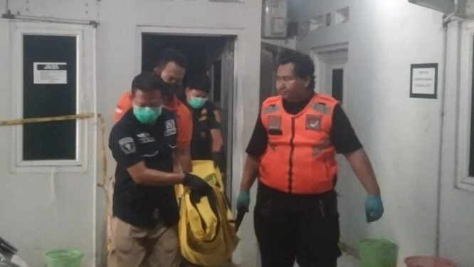 Polisi mengevakuasi kelima jenazah sekeluarga yang ditemukan terkubur dalam satu lubang di halaman belakang rumah mereka. Penemuan ini membuat geger warga Kelurahan Paoman, Indramayu.