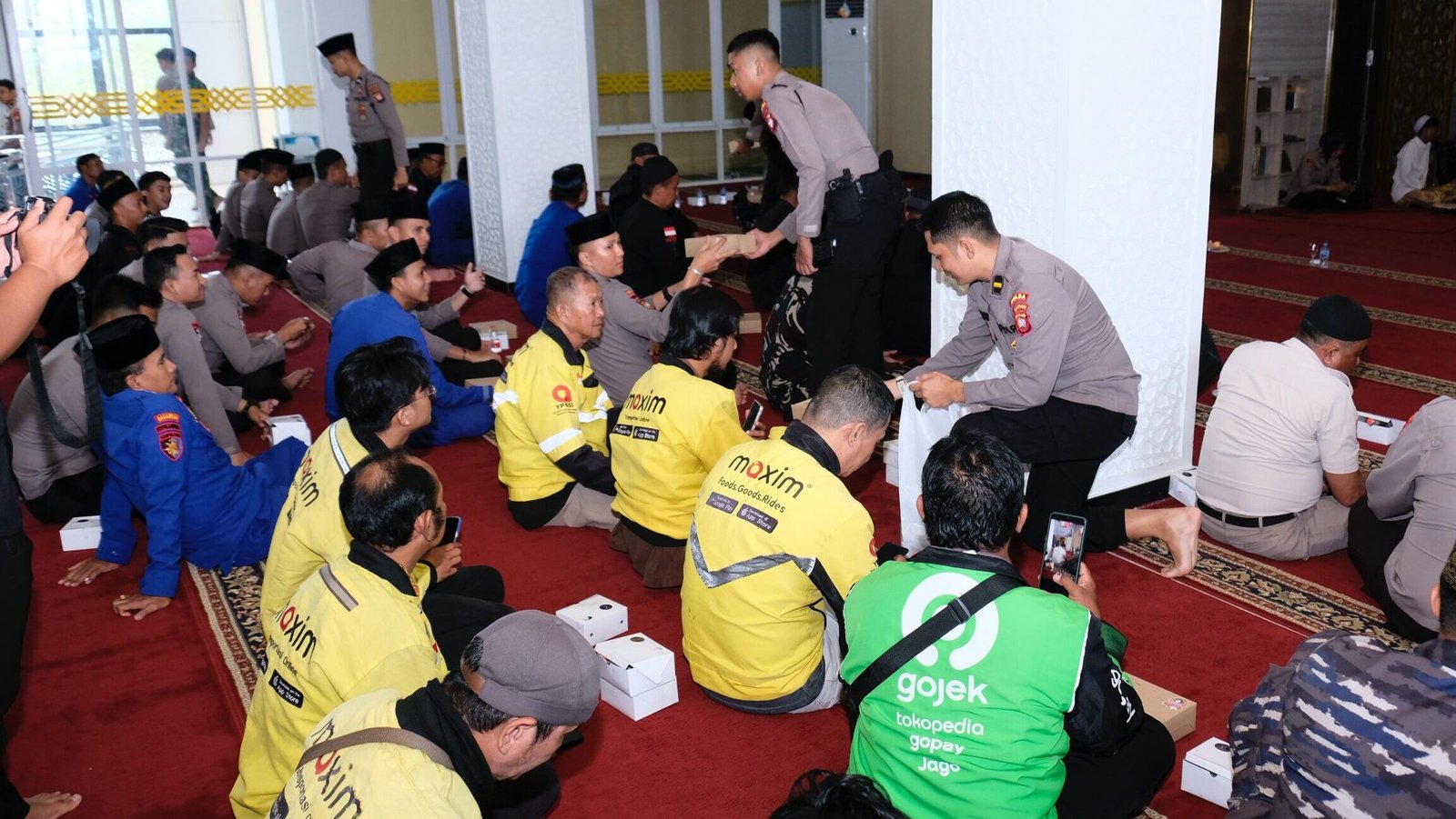 Para peserta, termasuk pengemudi ojek online, dalam acara Peringatan Maulid Nabi Muhammad SAW 1447 H di Masjid Annur Polda Kalbar. Foto: HO/Faktakalbar.id