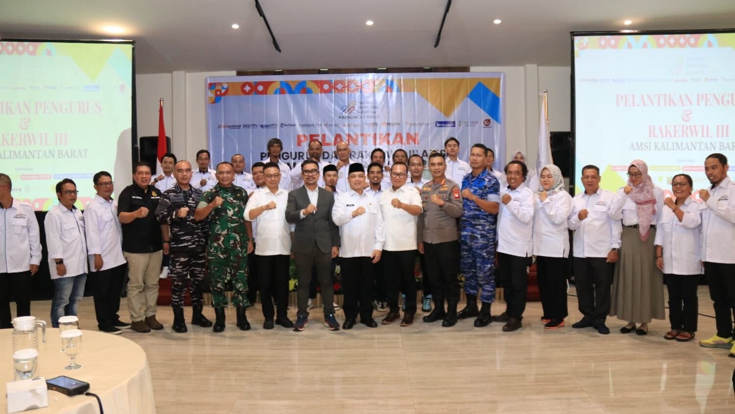 Gubernur Kalimantan Barat, Ria Norsan, berfoto bersama pengurus AMSI Kalbar yang baru dilantik serta para tamu undangan dari unsur TNI, Polri, dan pemerintah daerah.