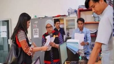 Petugas Kejaksaan Negeri Sintang melakukan penggeledahan di kantor PDAM Tirta Senentang terkait kasus dugaan korupsi.