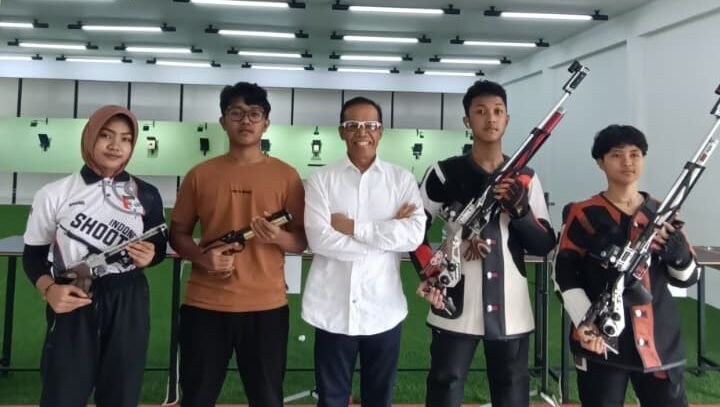 Ketua Perbakin Kalbar Dr. Masyhudi, berpose bersama empat atlet menembak yang akan mewakili Kalimantan Barat di ajang POPNAS XVII di Jakarta.