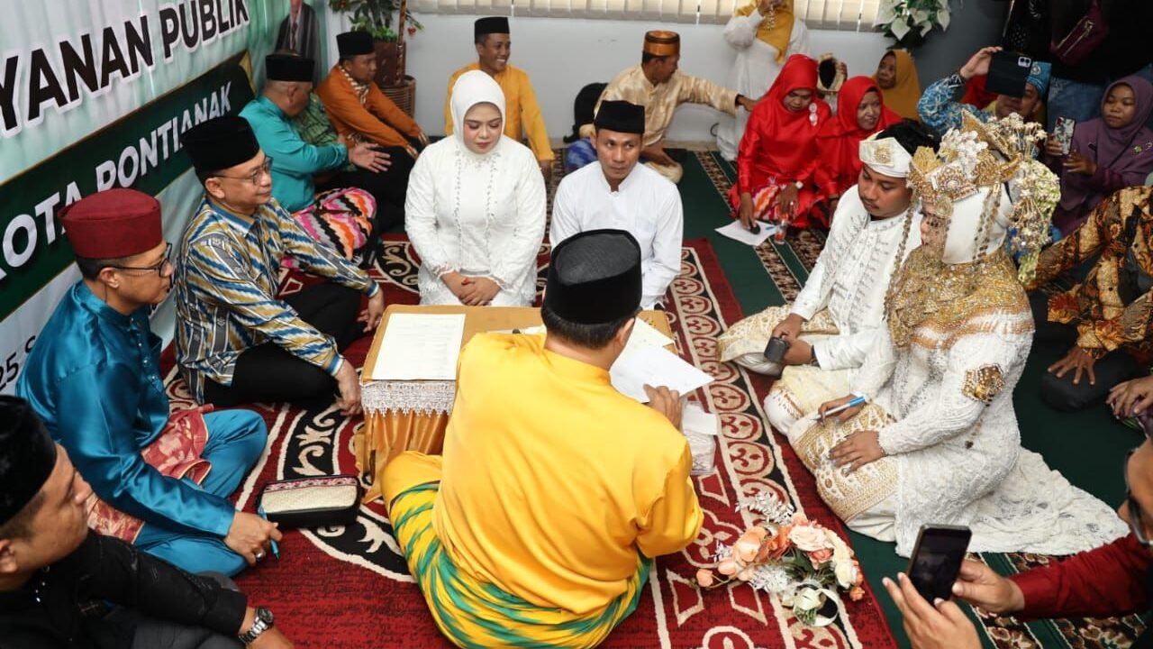 Nurul Samsih dan Susilawati, satu di antara tiga pasangan yang melangsungkan pernikahan di Mal Pelayanan Publik.