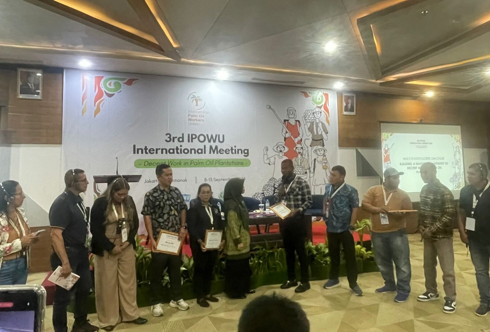 "Suasana dialog multi stakeholder 3rd IPOWU International Meeting “kesejahteraan kerja di perkebunan kelapa sawit” (12/09/25). (Dok.GG/Faktakalbar.id)"