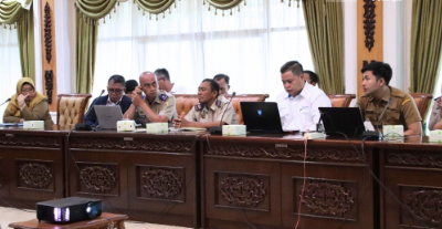 Komisi I DPRD Kalimantan Barat dan Pemerintah Kabupaten Mempawah berdiskusi mengenai percepatan operasional Terminal Kijing dalam kunjungan kerja di Mempawah.