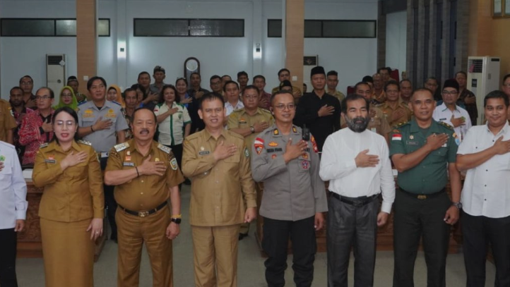 Sejumlah pejabat dan tokoh agama, termasuk Bupati Sanggau Yohanes Ontot, mengikuti rapat koordinasi dan dialog lintas agama yang diselenggarakan Forum Kerukunan Umat Beragama (FKUB) Kabupaten Sanggau.