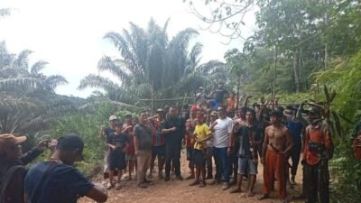 Warga Dusun Date, Desa Kayuara, saat melakukan aksi pemagaran jalan sebagai bentuk protes terhadap PT. NSA pada 4 September 2025. (Dok. Ist)