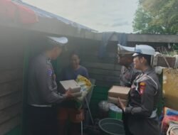 Rayakan HUT ke-70, Polantas Polres Melawi Bagikan Bantuan Sembako
