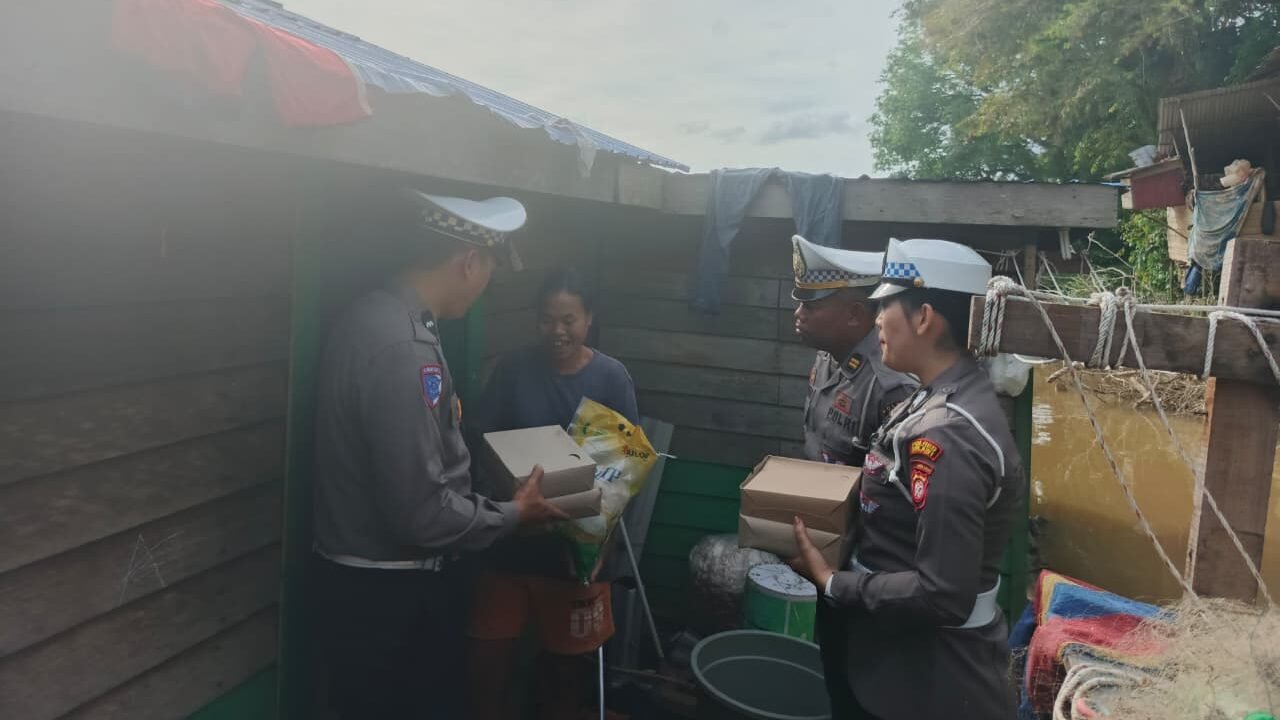 Polantas Polres Melawi membagikan paket sembako kepada warga di pesisir Sungai Pinoh, Desa Tanjung Niaga, sebagai bagian dari peringatan Hari Keselamatan dan HUT ke-70 Polantas Bhayangkara.