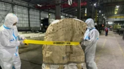 Petugas gabungan dari berbagai instansi pemerintah mengenakan pakaian pelindung khusus (hazmat) saat melakukan dekontaminasi material radioaktif Cesium-137 di Kawasan Industri Cikande, Kabupaten Serang, Banten.