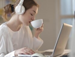 Daftar Putar Asik: 4 Lagu yang Bikin Kerja Depan Laptop Makin Produktif