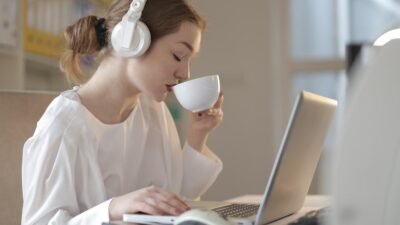 Daftar Putar Asik: 4 Lagu yang Bikin Kerja Depan Laptop Makin Produktif