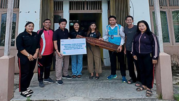 Perwakilan PLN Indonesia Power Sanggau menyerahkan alat musik tradisional sape kepada pengurus Sanggar Ruai Betaja sebagai dukungan terhadap pelestarian budaya lokal di Kabupaten Sanggau.