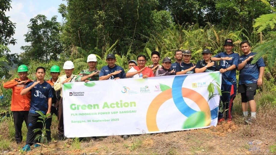 Jajaran manajemen dan perwakilan DLH Kabupaten Sanggau serta Desa Sungai Batu, berpartisipasi dalam kegiatan penanaman pohon sebagai bagian dari Green Action dalam rangka HUT ke-30 PLN IP UBP Sanggau.