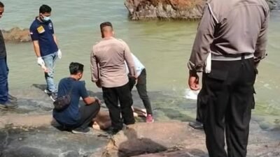 Pihak kepolisian melakukan olah TKP setelah penemuan jenazah pria tanpa identitas di Tanjung Batu, Pemangkat.