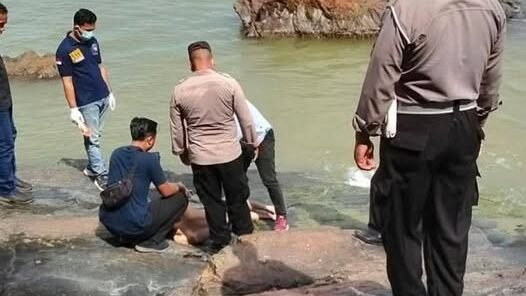 Pihak kepolisian melakukan olah TKP setelah penemuan jenazah pria tanpa identitas di Tanjung Batu, Pemangkat.