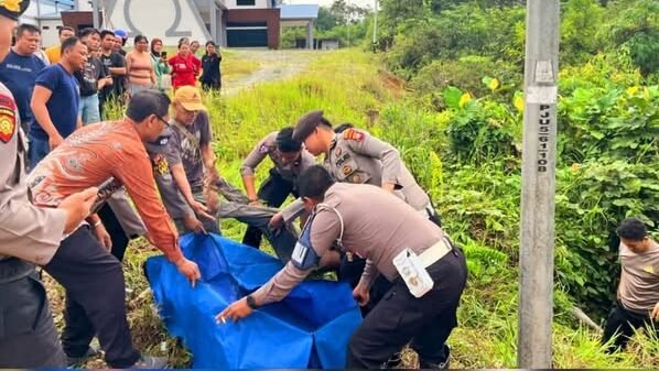 Petugas kepolisian bersama warga mengevakuasi jasad Rendy (27) yang ditemukan di pinggir jalan raya Sekadau-Sintang, Rabu (3/9/2025).