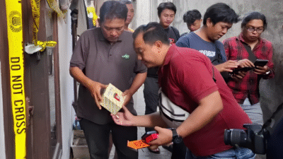 Polisi saat melakukan olah tempat kejadian perkara (TKP) di lokasi penemuan bagian tubuh korban mutilasi di Mojokerto.