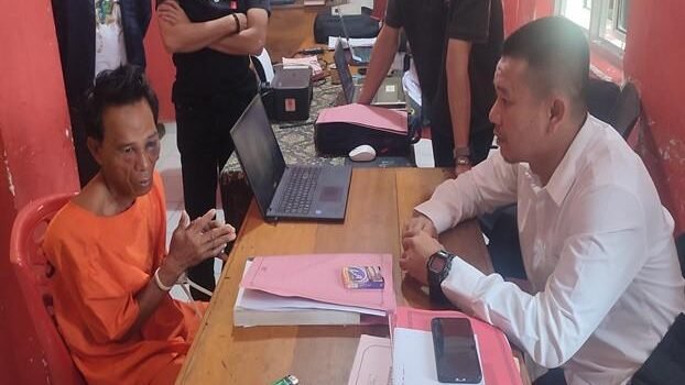 Sujady (55), tersangka penjagal kucing, saat diinterogasi oleh petugas kepolisian di Mapolres Pagar Alam.