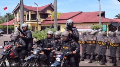 latihan simulasi penanganan unjuk rasa di halaman Markas Polres Ketapang, Jumat (5/9/2025).