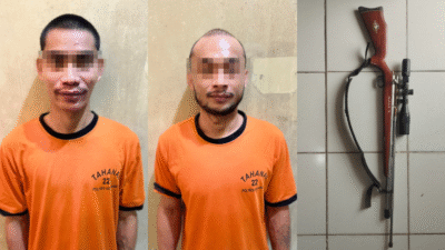 Dua pelaku pembakaran dan penembakan di Air Upas, Ketapang, berhasil diamankan oleh Satreskrim Polres Ketapang beserta barang bukti senjata api rakitan jenis lantak. (Dok. Polres Ketapang)