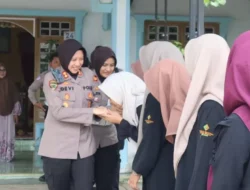 Polres Landak Edukasi Santri, Tanamkan Disiplin Berlalu Lintas Sejak Dini