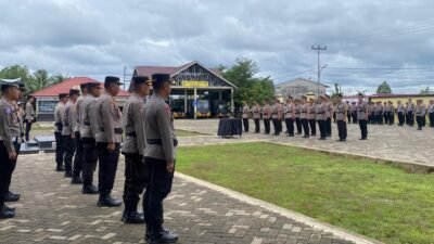 Kapolres Sambas AKBP Wahyu Jati Wibowo memimpin upacara serah terima jabatan (Sertijab) bagi 11 pejabat di halaman Mapolres Sambas, Sabtu (13/9/2025).