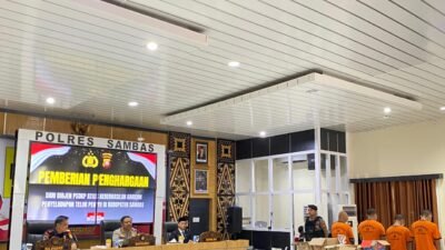 "Dirjen PSDKP beri penghargaan kepada Personal Polres Sambas dan Bin Korwil Sambas atas penggagalan ribuan penyeludupan telur penyu, Kamis (4/9/2025). (Dok. Faktakalbar)"