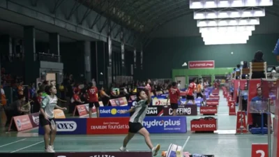 Aksi para pebulu tangkis junior menunjukkan kemampuan terbaik mereka di Polytron Superliga Junior 2025 yang digelar di GOR Djarum Kudus, Jawa Tengah.