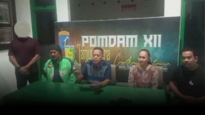 "Konferensi pers terkait insiden pemukulan pengemudi ojek online oleh oknum TNI di Pomdam XII/Tanjungpura. (Dok. Dhn/Faktakalbar.id)"