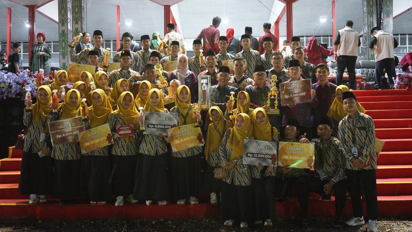 Sekretaris Daerah Kota Pontianak Amirullah berfoto bersama kafilah Pontianak peserta MTQ XXXIII Tingkat Provinsi Kalbar