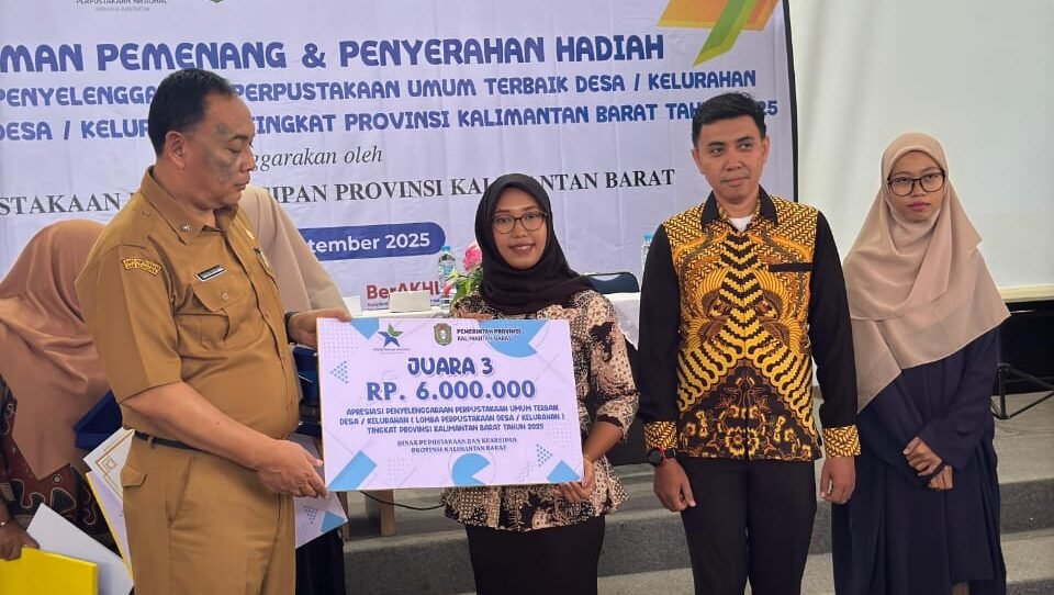 Retma Ratri, Kepala Perpustakaan Desa Sukadamai, saat penyerahan penghargaan yang berhasil diraih Perpustakaan Desa Sukadamai di tingkat provinsi. Dedikasinya dalam membangun literasi desa telah membawa dampak nyata bagi masyarakat.