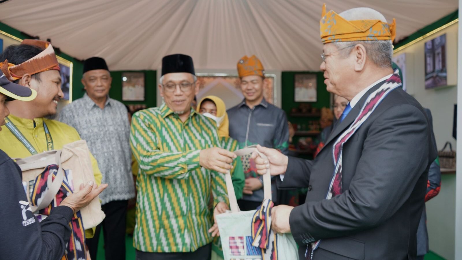 Sekretaris Daerah Kota Pontianak Amirullah menyerahkan cenderamata kepada Sekretaris Daerah Provinsi Kalbar Harisson saat berkunjung ke Stand Pontianak di Pameran MTQ XXXIII Kalbar.
