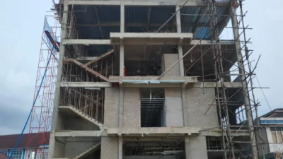 Lokasi proyek pembangunan RSUD Sambas setelah seorang pekerja tewas akibat terjatuh dari lantai tiga.