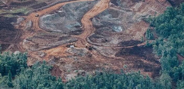 "Operasi tambang nikel di Raja Ampat kembali dilanjutkan di tengah kekhawatiran kerusakan lingkungan. Menteri LH menetapkan batasan baru, namun polemik dari masyarakat dan aktivis terus berlanjut."