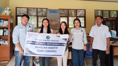 "PT Mayawana Persada menyerahkan plakat bantuan insentif kepada perwakilan guru honorer di salah satu sekolah di wilayah kerja perusahaan."