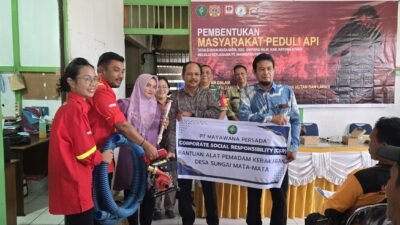 "PT Mayawana Persada menyerahkan bantuan alat pemadam kebakaran kepada perwakilan Masyarakat Peduli Api (MPA) Desa Sungai Mata-Mata, Simpang Hilir, Kayong Utara, Jumat (12/9/2025). (Dok. Nanang to Faktakalbar.id)"