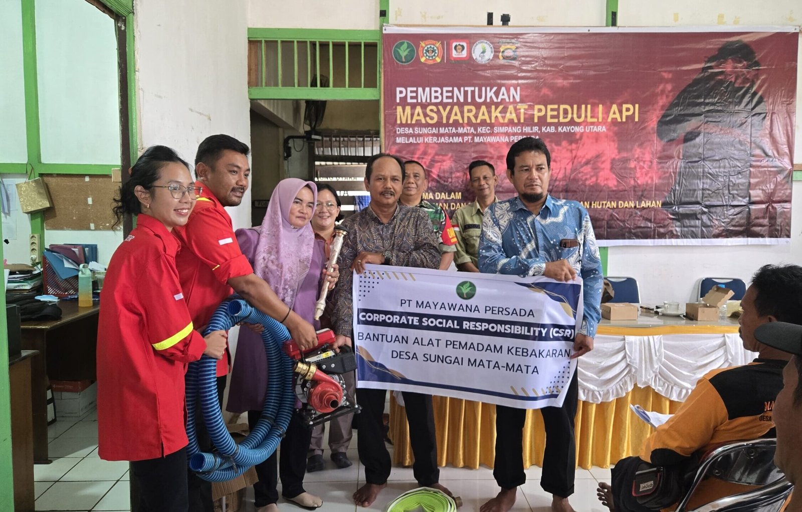 "PT Mayawana Persada menyerahkan bantuan alat pemadam kebakaran kepada perwakilan Masyarakat Peduli Api (MPA) Desa Sungai Mata-Mata, Simpang Hilir, Kayong Utara, Jumat (12/9/2025). (Dok. Nanang to Faktakalbar.id)"