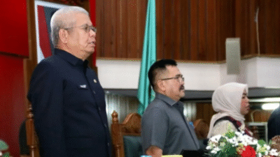 Sekda Kalbar, Harisson, bersama perwakilan DPRD Kalbar dan jajaran lainnya saat menghadiri rapat paripurna penetapan Program Pembentukan Peraturan Daerah (Propemperda) Tahun 2026.