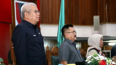 Sekda Kalbar, Harisson, bersama perwakilan DPRD Kalbar dan jajaran lainnya saat menghadiri rapat paripurna penetapan Program Pembentukan Peraturan Daerah (Propemperda) Tahun 2026.