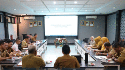 Wali Kota Singkawang, Tjhai Chui Mie, memimpin rapat koordinasi penting untuk membahas usulan formasi Pegawai Pemerintah dengan Perjanjian Kerja (PPPK) paruh waktu, sebuah inisiatif untuk memperkuat pelayanan publik daerah. (Dok. Instagram@/prokopimsingkawang)