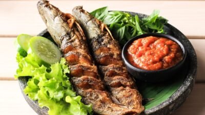 "Bosan makan ayam geprek? Cek 5 rekomendasi makanan enak, murah, dan variatif untuk anak kost, mulai dari nasi campur hingga warteg."