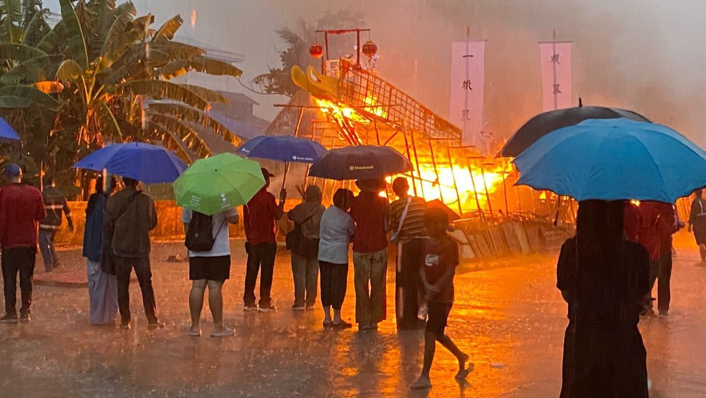 Ribuan warga Tionghoa memadati Pemakaman Tionghoa Bhakti Suci di Kubu Raya untuk mengikuti ritual sakral "Chit Gwee Pua" yang berlangsung khidmat dengan pengamanan dari Polres Kubu Raya.