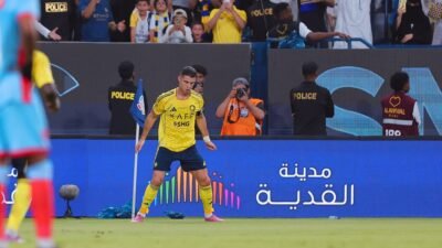 "Cristiano Ronaldo mencetak dua gol saat Al Nassr mengalahkan Al Riyadh 5-1. Kemenangan ini membuat Ronaldo semakin dekat dengan rekor 1.000 gol."