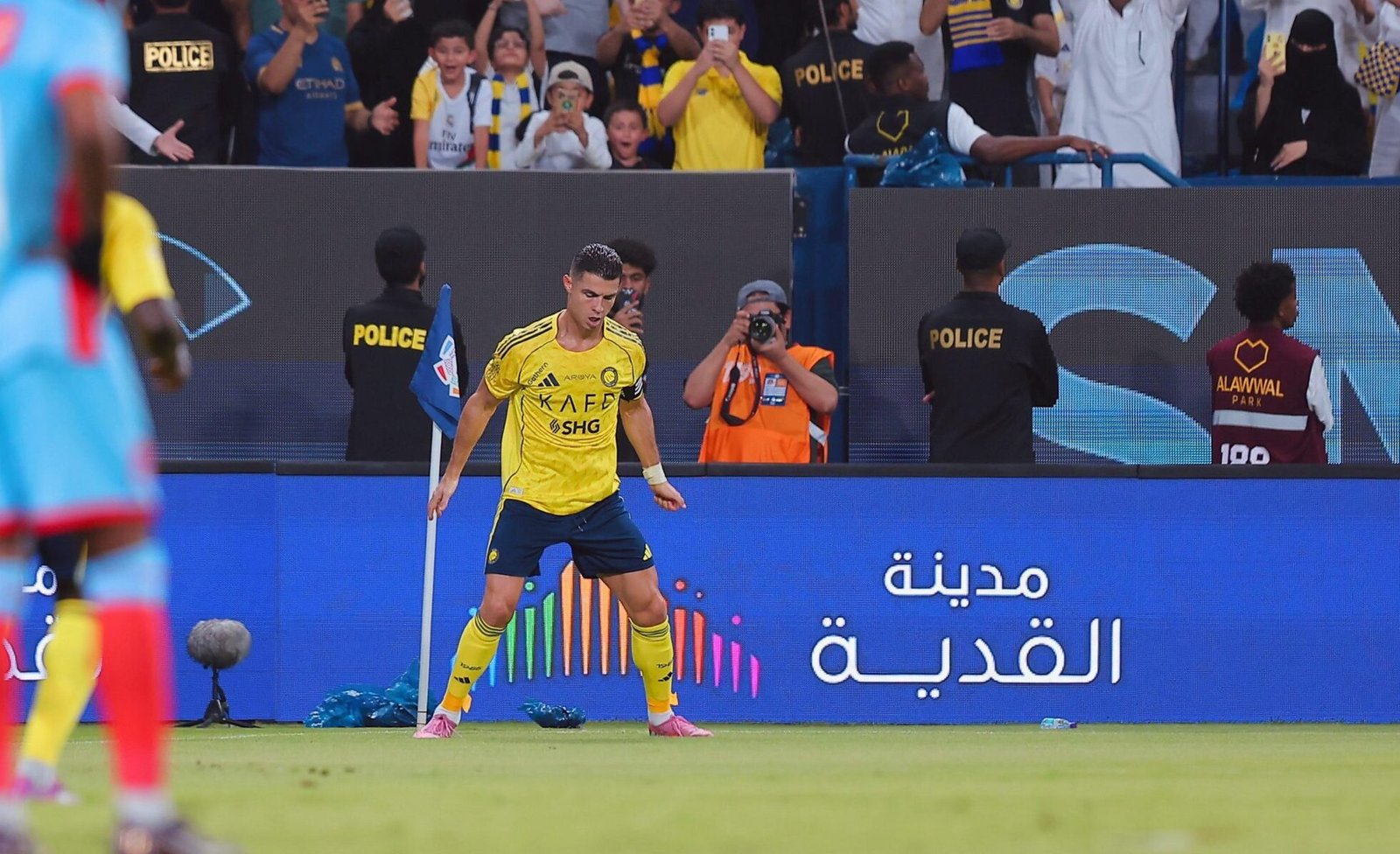 "Cristiano Ronaldo mencetak dua gol saat Al Nassr mengalahkan Al Riyadh 5-1. Kemenangan ini membuat Ronaldo semakin dekat dengan rekor 1.000 gol."