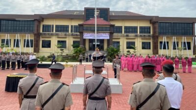"Suasana upacara serah terima jabatan (sertijab) di halaman Mapolres Kubu Raya, yang dipimpin langsung oleh Kepala Polres Kubu Raya, Kadek Ary Mahardika. (Dok. Polres Kubu Raya)"