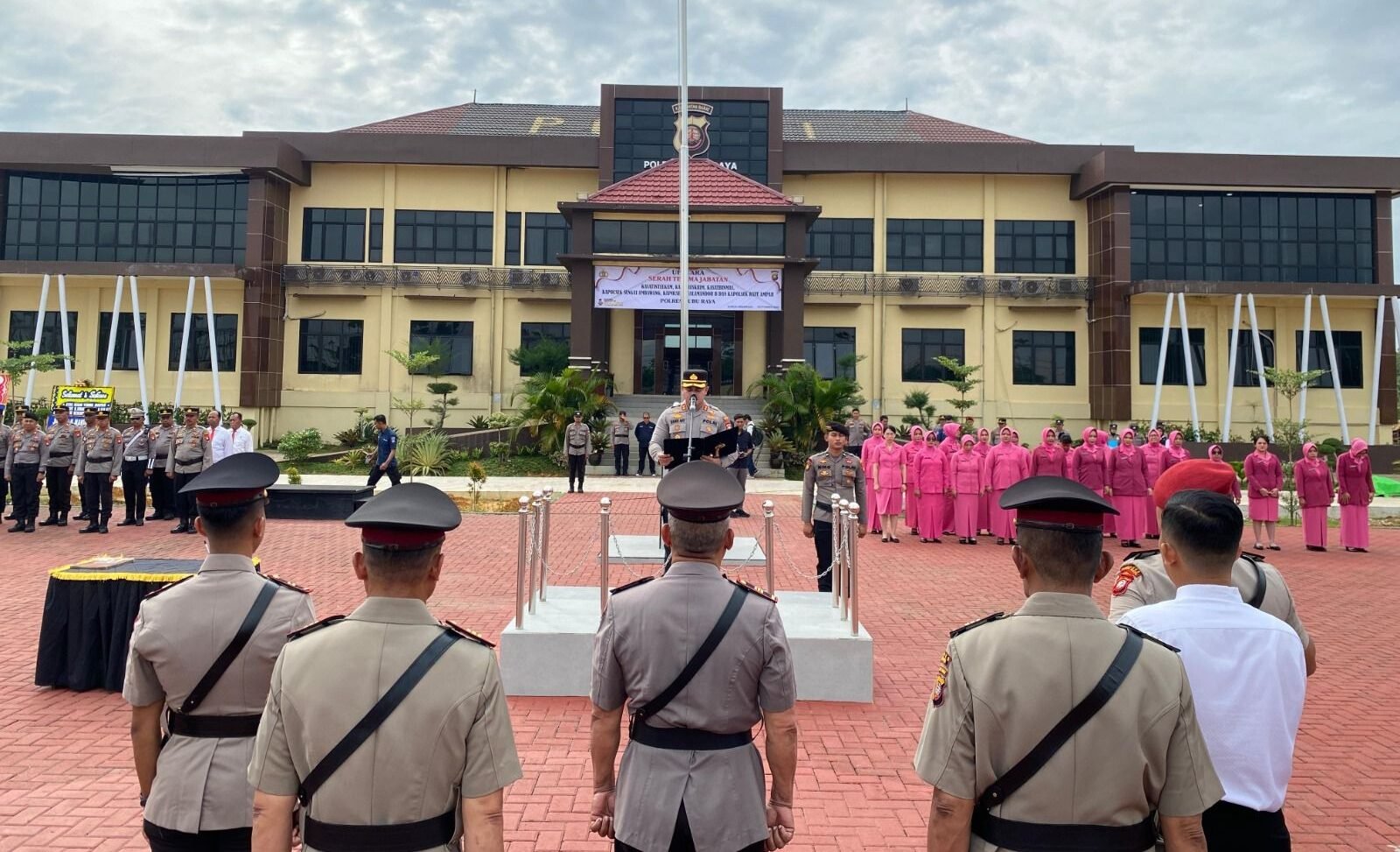 "Suasana upacara serah terima jabatan (sertijab) di halaman Mapolres Kubu Raya, yang dipimpin langsung oleh Kepala Polres Kubu Raya, Kadek Ary Mahardika. (Dok. Polres Kubu Raya)"