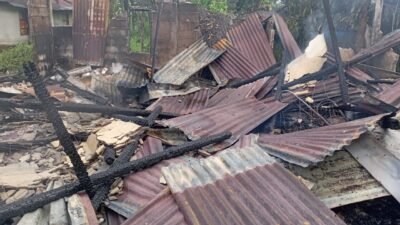 Kondisi bangunan rumah yang terbakar di Serumpun Sambas, Minggu (14/9/2025). (Dok. DNS/Faktakalbar.id)