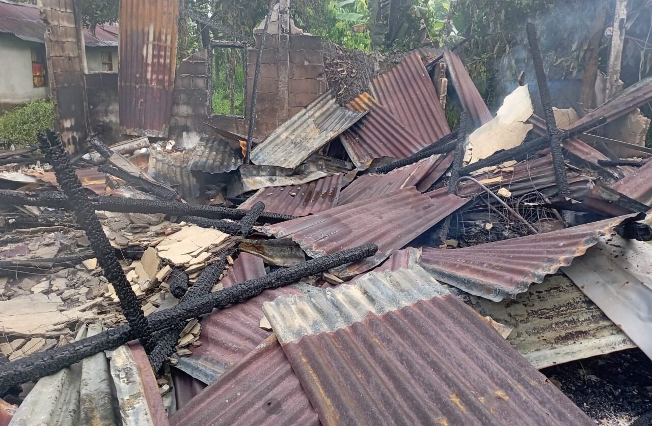 Kondisi bangunan rumah yang terbakar di Serumpun Sambas, Minggu (14/9/2025). (Dok. DNS/Faktakalbar.id)