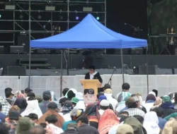 Rhoma Irama Pimpin Salat Jumat di Panggung Utama Pestapora 2025